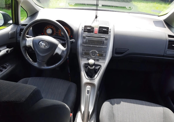 Toyota Auris cena 28800 przebieg: 137800, rok produkcji 2010 z Wałcz małe 106